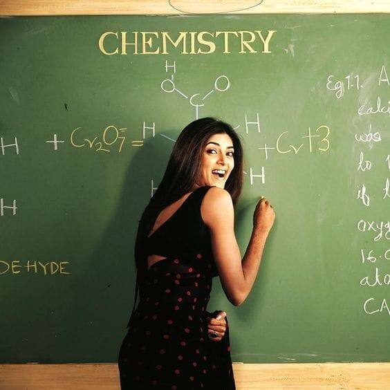 ‘मैं हूं ना’ में सुष्मिता सेन की चांदनी चोपड़ा ने अपने आकर्षक अंदाज और सकारात्मक सोच से छात्रों को प्रभावित किया. उनका किरदार बताता है कि शिक्षक का जुनून भी सीखने को खास बना सकता है.