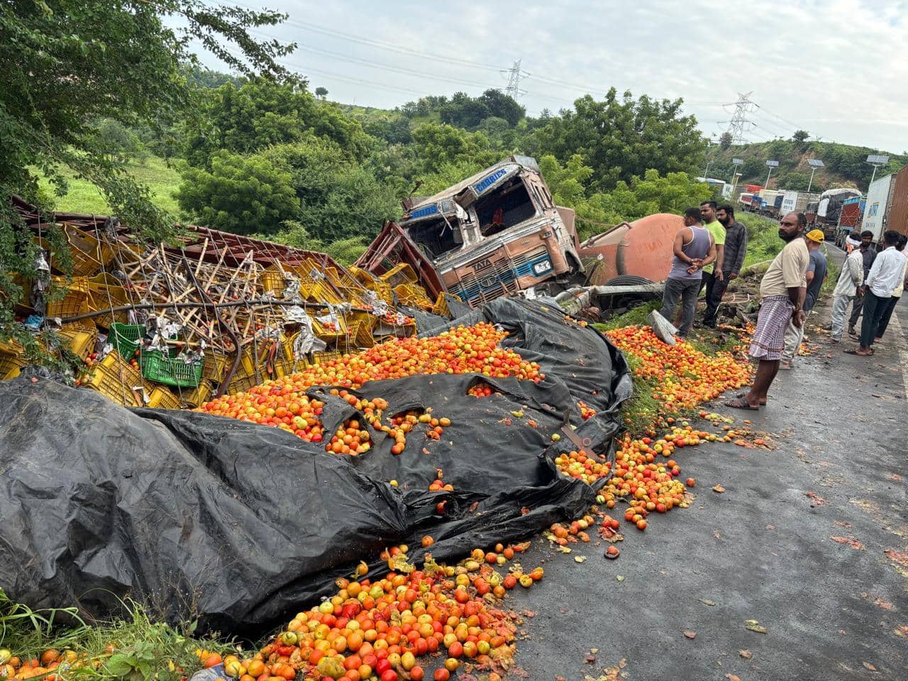 Adilabad Road Accident: లారీ, ట్యాంకర్ ఢీ.. NH-44పై 10 కి.మీ మేర భారీగా ట్రాఫిక్ జామ్.. ప్రత్యామ్నాయ మార్గాలివే