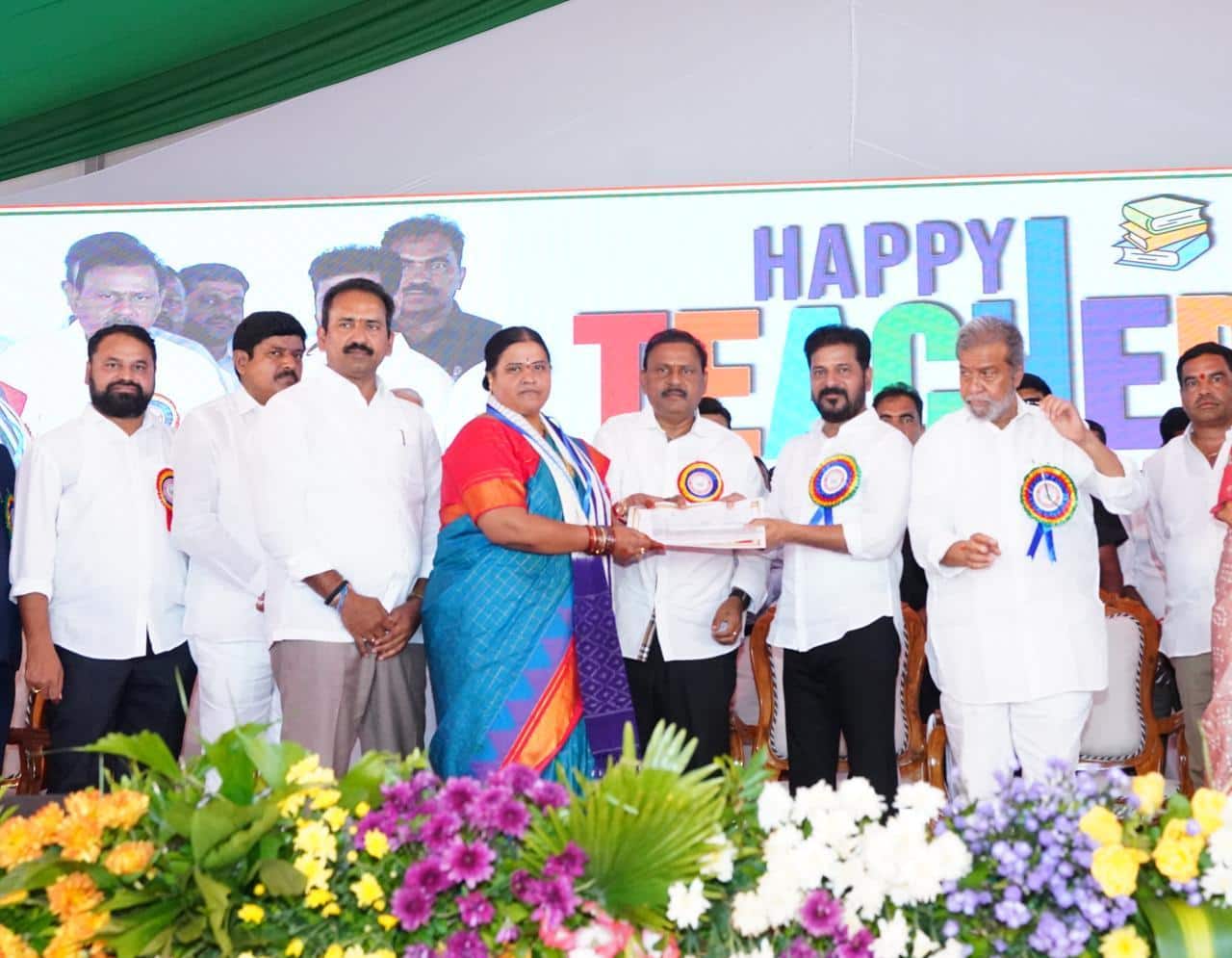 CM Revanth Reddy: రోడ్లపై ధర్నాలొద్దు, సమస్యలు తీర్చేందుకు 2 ఏళ్లు టైమ్ ఇవ్వండి: టీచర్లకు రేవంత్ రెడ్డి విజ్ఞప్తి