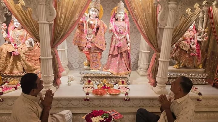 बिजनेसमैन मुकेश अंबानी के परिवार ने हर बार की तरह इस बार भी जन्माष्टमी  बड़े ही धूमधाम से सेलिब्रेट की. मुंबई स्थित उनके घर एंटीलिया में कृष्ण जन्मोत्सव की धूम देखने को मिली.