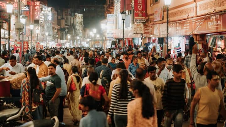 2011 में अलीराजपुर की आबादी 7,28,999 थी. इसमें 3,62,542 पुरुष और तीन 3,66,457 महिलाएं थी. 2001 में जिले की आबादी 6,10,275 थी. इस दौरान आबादी में 19.45 फीसदी की बढ़ोतरी हुई. जनगणना के आंकड़ों के अनुसार जिले का क्षेत्रफल 3,182 वर्ग किलोमीटर है और 2011 में यहां आबादी का घनत्व 229 व्यक्ति प्रति वर्ग किलोमीटर था. जिले की कुल आबादी में बड़ी हिस्सेदारी ग्रामीण क्षेत्र की थी, जबकि शहरी आबादी 7.83 फीसदी थी.