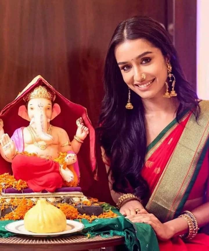 श्रद्धा कपूर के लिए गणेश चतुर्थी परिवार और आस्था से जुड़ा खास त्योहार है. वह वर्षों से अपने परिवार के साथ गणपति उत्सव मनाती आ रही हैं और पूरे उत्साह से बप्पा का स्वागत करती हैं.