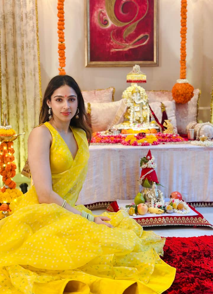 पश्मीना रोशन भी अपने परिवार के साथ गणेश चतुर्थी को भक्तिभाव से मनाती हैं. घर में बप्पा का स्वागत कर वह परिवार की परंपराओं और इस शुभ पर्व की भावना को आगे बढ़ाती हैं.
