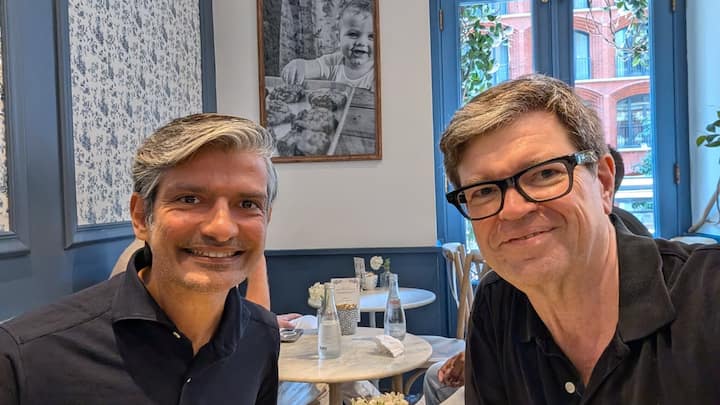 2015 में अर्जुन एप्पल के प्रोजेक्ट टाइटन से जुड़े. यहां उन्होंने कंप्यूटर विजन और सेंसरिंग से जुड़े काम पर रिसर्च की. इसके करीब 1 साल बाद 2016 में वह आईआईटी बॉम्बे में असिस्टेंट प्रोफेसर बनकर लौटे. जिस व्यक्ति का जेईई का पहला प्रयास सफल रहा, जिसने बाद में आईआईटी की सीट भी छोड़ दी. वहीं आगे चलकर आईआईटी में छात्रों को पढ़ाने लगा. इसके बाद उन्होंने बेंगलुरु में फास्ट कोड एआई शुरू की और फाउंडर व चीफ साइंटिस्ट की भूमिका संभाली.