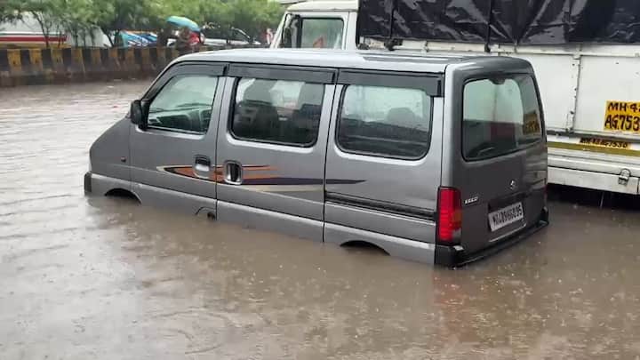 रस्त्याच्या कडेला काल पार्क केलेली अनेक वाहने आज पाण्याखाली गेल्याचे चित्र पाहायला मिळत आहे.