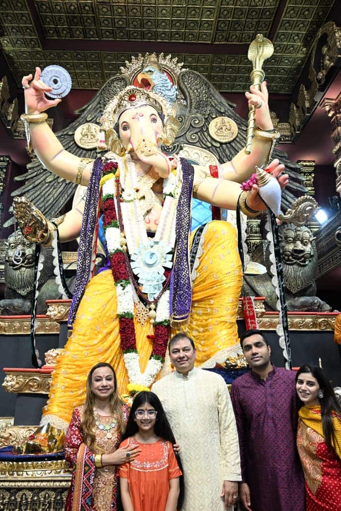 बप्पा के दरबार में अडानी परिवार, प्रणव और करण ने किए 'चिंचपोकली च्या चिंतामणी' के दर्शन