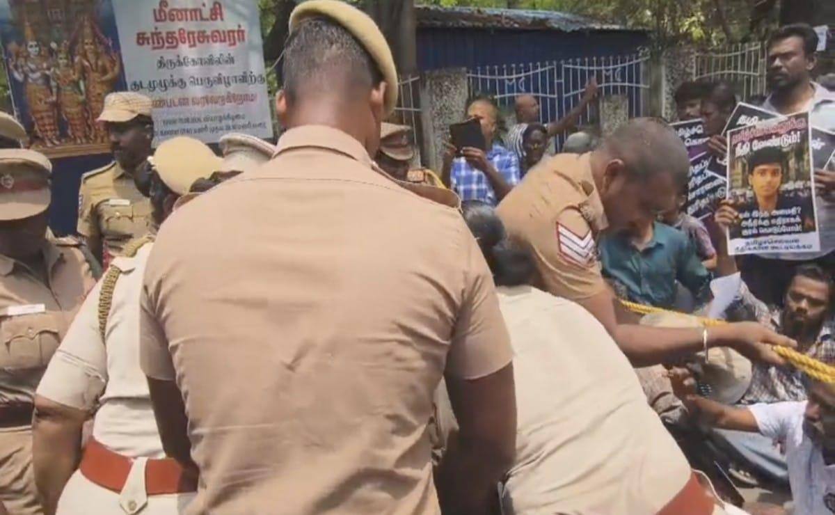 மதுரை மாணவன் மரணம்: சிபிசிஐடி கோரி காவல் ஆணையர் அலுவலக முற்றுகை - தள்ளுமுள்ளு, காயம், கைது!