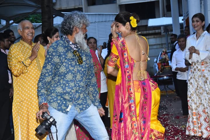 शिल्पा शेट्टी कभी पति संग नजर आईं तो कभी बेटे वियान संग उन्हें देखा गया. शिल्पा शेट्टी ने बप्पा को विदाई देने के दौरान जमकर डांस भी किया. वो इस दौरान एक कैमरामैन संग भी झूमती हुई नजर आईं.