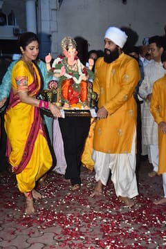 शिल्पा शेट्टी ने धूमधाम से किया बप्पा का विसर्जन, ढोल बजाया, कैमरामैन संग झूमीं, देखें तस्वीरें
