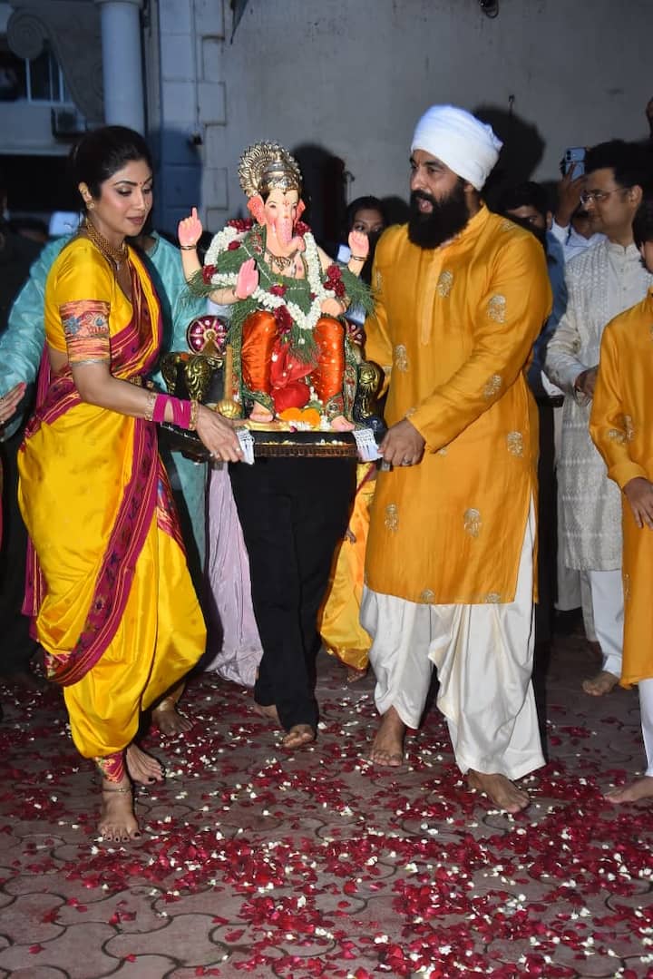 शिल्पा शेट्टी ने अपने घर पर सिर्फ डेढ़ दिन के गणपति जी की स्थापना की थी. बप्पा की विदाई के दौरान एक्ट्रेस ने मराठी लुक अपनाया था. इस दौरान एक्ट्रेस पीले संग की साड़ी में नजर आईं.