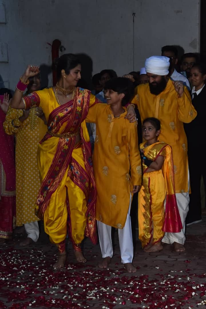 शिल्पा शेट्टी के अलावा उनके पति राज कुंद्रा ने भी गणेश विसर्जन पर पीला कुर्ता पहन रखा था. वहीं राज और शिल्पा के दोनों बच्चे बेटे वियान और बेटी समीशा भी पीले रंग के कपड़ों में नजर आईं.