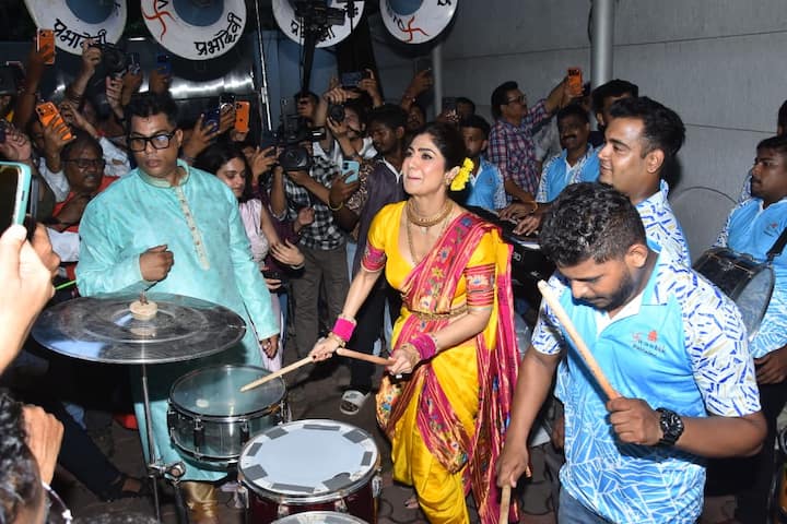 गणेश विसर्जन के वक्त शिल्पा शेट्टी बेहद खुश और उत्साह से भरी हुई थीं. उन्होंने अपने हाथों से ढोल भी बजाया और माहौल को पूरी तरह से भक्ति भाव के रंग में रंग दिया था.