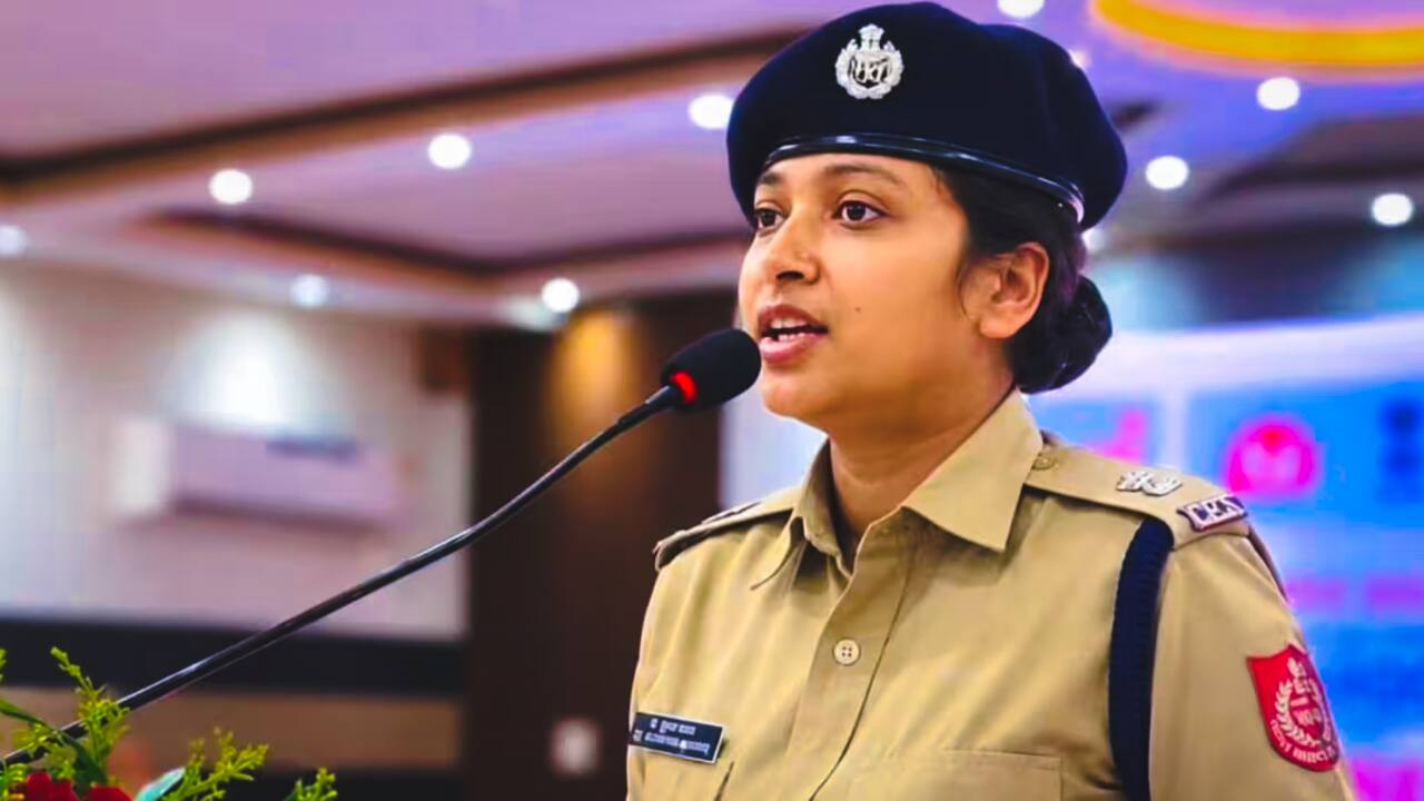 बंगाली IPS अधिकारी बुशरा बानोंनी स्पर्धा परीक्षेच्या उमेदवारांना "इन्शाअल्लाह, जझाकअल्लाह" म्हणताच थेट बदली, टीम इंडियाचा माजी कॅप्टन तडकाफडकी निर्णयावर भडकला