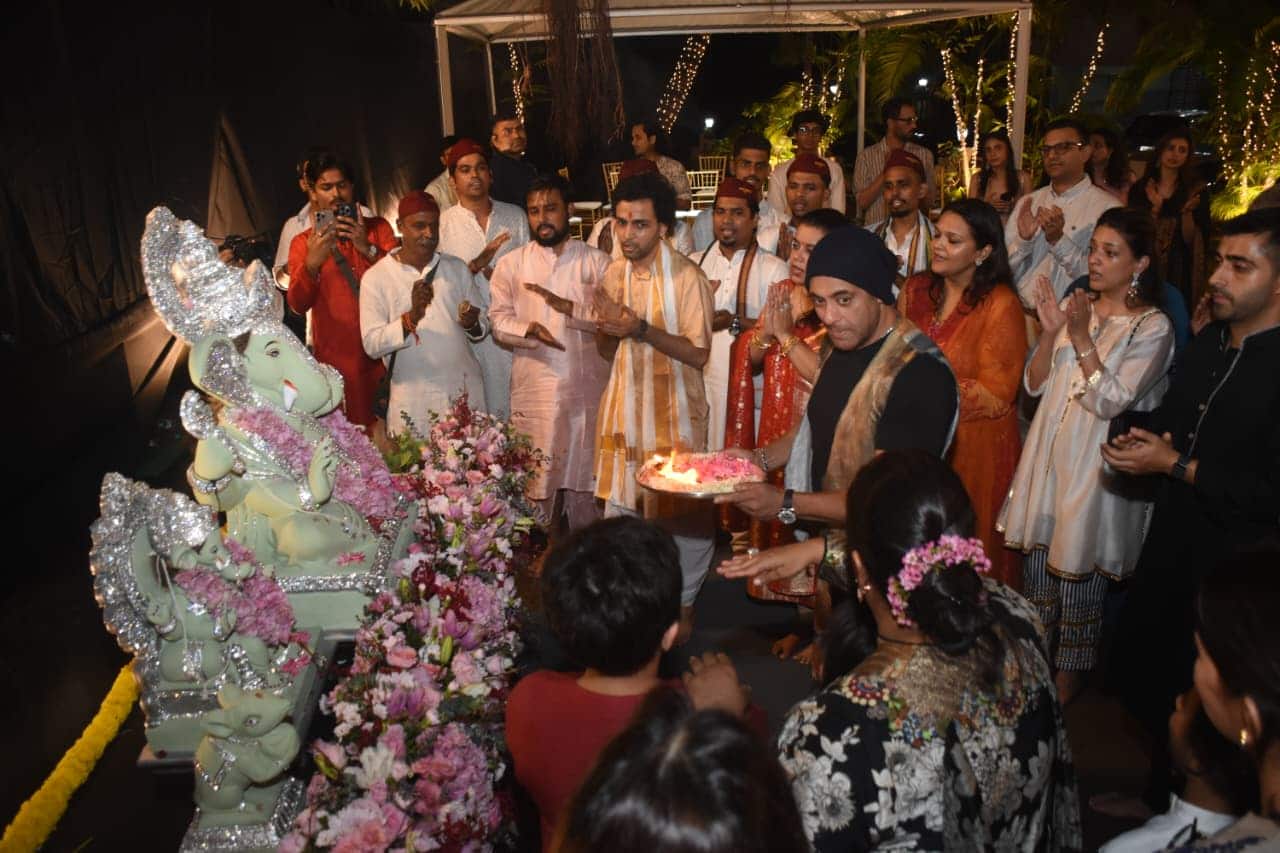 बप्पा की भक्ति में डूब जाते हैं बॉलीवुड के ये मुस्लिम एक्टर्स, घर में ऐसे होती है पूजा
