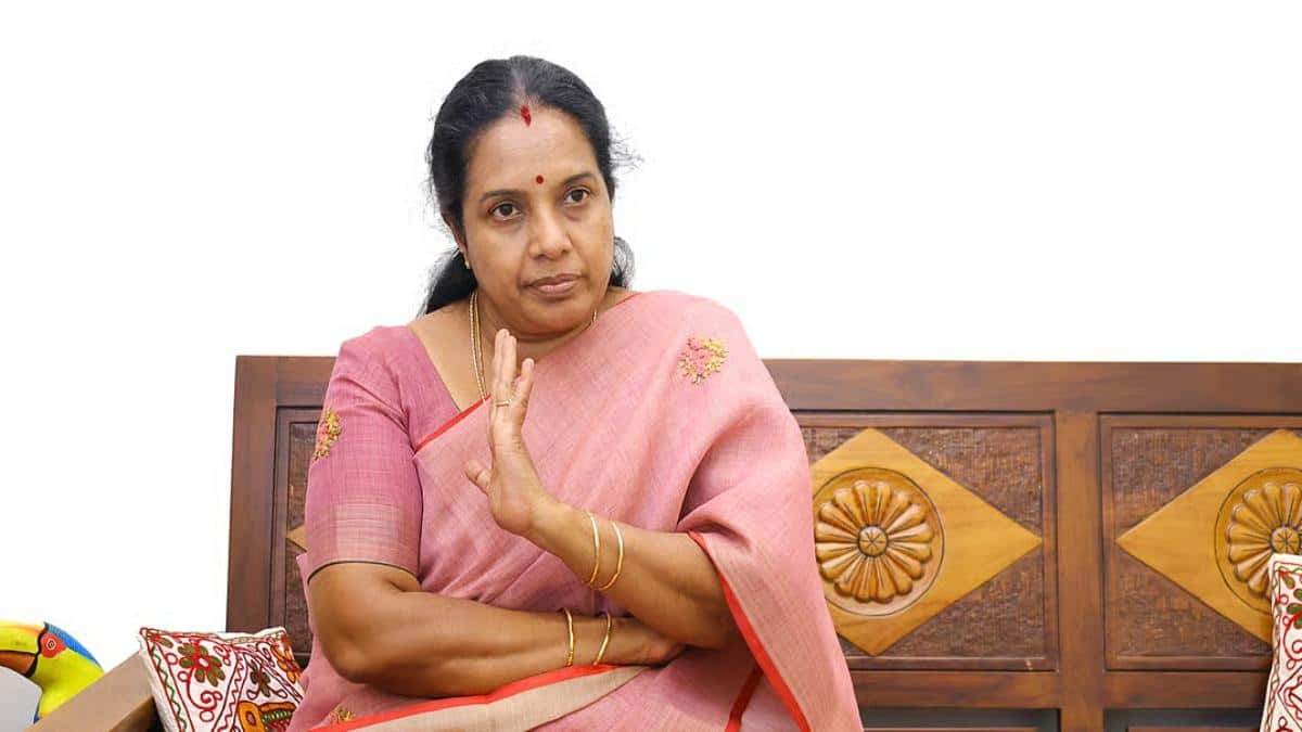 அரைகுறை ஏற்பாடுகள்.. பக்தர்கள் மீது புனிதநீருக்கு பதிலாக தண்ணீரா? கொந்தளித்த வானதி சீனிவாசன்