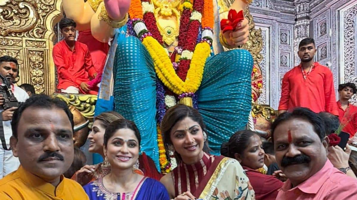 शिल्पा शेट्टी ने किए लालबागचा राजा के दर्शन, 100 साल पुराने झुमकों पर टिकी नजरें