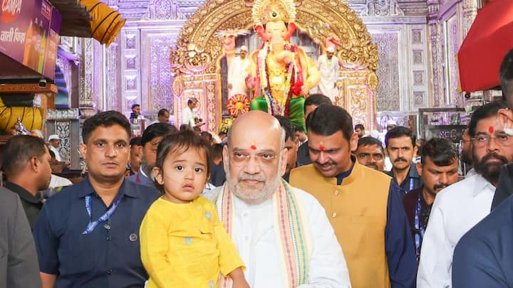 केंद्रीय गृह एवं सहकारिता मंत्री अमित शाह ने महाराष्ट्र के मुख्यमंत्री देवेंद्र फडणवीस के साथ गणेश चतुर्थी समारोह के दौरान लालबागचा राजा के दर्शन किए. इस दौरान डिप्टी सीएम एकनाथ शिंदे भी मौजूद रहे.