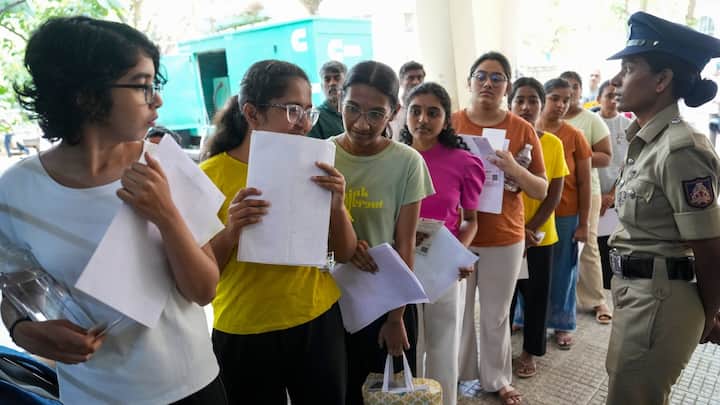 इन आंकड़ों से साफ होता है कि चारों परीक्षाओं में कठिन स्तर का स्वरूप अलग-अलग है. नीट में बड़ी संख्या में उम्मीदवार सीमित मेडिकल सीटों के लिए कंपटीशन करते हैं. जेईई मेन के उम्मीदवारों पहले जेईई मेन और फिर जेईई एडवांस्ड के चरण से गुजरना पड़ता है. यूपीएससी में बहुत चयनात्मक चरणों के बाद सीमित संख्या में उम्मीदवार अंतिम सूची तक पहुंचते हैं. वहीं यूजीसी नेट में रिजल्ट उम्मीदवार की टारगेट एलिजिबल कैटेगरी पर निर्भर करता है.
