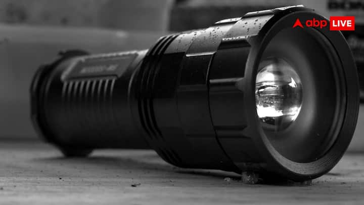 Rechargeable Flashlight एक छोटा और आसानी से साथ ले जाने वाला Mini Tech Gadget है. इसका Compact Size होने की वजह से इसे जेब या Backpack में आसानी से रखा जा सकता है. जरूरत पड़ने पर इसे रोशनी के लिए इस्तेमाल किया जा सकता है और Rechargeable होने के कारण इसे दोबारा चार्ज करके यूज किया जा सकता है.
