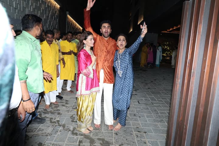 गणपति विसर्जन के लिए आलिया ने सूट सलवार कैरी किया था. इस दौरान वो ट्रेडिशनल सूट में कमाल लग रही थीं. इसके साथ ही रणबीर को इंडो वेस्टर्न में पोज देते हुए देखा गया था.