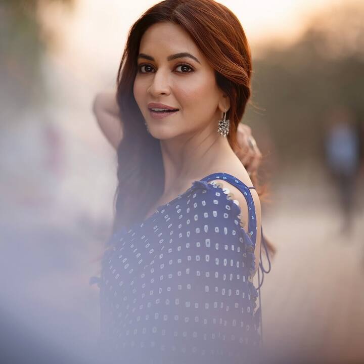 खूबसूरत नीली साड़ी में कृति का लुक सॉफ्ट और एलिगेंट नजर आ रहा है. सफेद प्रिंट्स और स्कैलप्ड डिटेलिंग के साथ स्टेटमेंट ईयररिंग्स और स्लीक बन ने उनके अंदाज में और नजाकत जोड़ दी.
