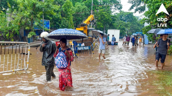 আবহাওয়া দফতর জানাচ্ছে, ২৬ সেপ্টেম্বর পর্যন্ত ভারী বৃষ্টির পূর্বাভাস রয়েছে উত্তরবঙ্গ এবং দক্ষিণবঙ্গের একাধিক জেলায়। উত্তরবঙ্গেও সতর্কতা জারি করেছে, আবহাওয়া দফতর।
