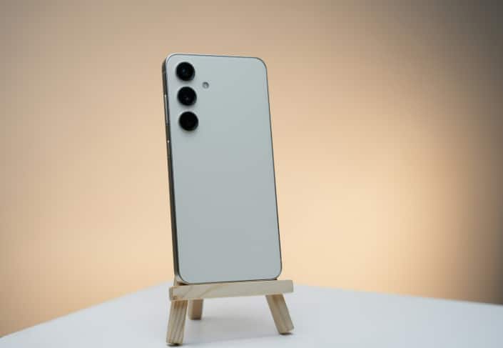 Motorola ਇਸ ਸਮੇਂ ਭਾਰਤੀ ਬਾਜ਼ਾਰ ਵਿੱਚ ਕਈ ਸ਼ਾਨਦਾਰ ਸਮਾਰਟਫੋਨ ਪੇਸ਼ ਕਰ ਰਿਹਾ ਹੈ। ਜੇਕਰ ਤੁਸੀਂ ਇੱਕ ਸਾਫ਼ ਐਂਡਰਾਇਡ ਅਨੁਭਵ ਅਤੇ ਇੱਕ ਵਧੀਆ ਕੈਮਰਾ ਚਾਹੁੰਦੇ ਹੋ, ਤਾਂ ਇਸ ਸੈਗਮੈਂਟ ਵਿੱਚ ਮੋਟੋਰੋਲਾ ਫੋਨ ਤੁਹਾਡੇ ਲਈ ਸਭ ਤੋਂ ਵਧੀਆ ਹਨ। ਮੋਟੋਰੋਲਾ ਦੇ ਇਸ ਬਜਟ ਫੋਨ ਵਿੱਚ 32 ਮੈਗਾਪਿਕਸਲ ਤੱਕ ਦਾ ਹਾਈ-ਰੈਜ਼ੋਲਿਊਸ਼ਨ ਫਰੰਟ ਕੈਮਰਾ ਹੈ। ਇਹ ਕੈਮਰਾ ਬਹੁਤ ਡਿਟੇਲਿੰਗ ਨਾਲ ਫੋਟੋਆਂ ਖਿੱਚਦਾ ਹੈ, ਜਿਸ ਨਾਲ ਗਰੁੱਪ ਸੈਲਫੀ ਬਹੁਤ ਸਾਫ ਆਉਂਦੀ ਹੈ।