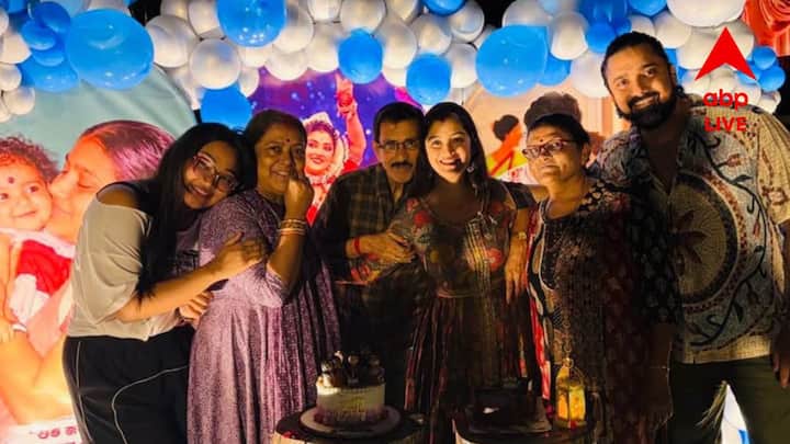 নিজের বিভিন্ন সাক্ষাৎকারে শ্বেতা বলেছেন, একটা সময়ে যথেষ্ট কষ্ট করেছেন তিনি। বড় পরিবার মিলে ছোট এক কামরার ঘরে থাকতেন তাঁরা। ধীরে ধীরে বদলায় পরিস্থিতি।