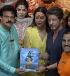 Shah Rukh Khan Lalbaugcha Raja: शाहरुख खान कुटुंबासह 'लालबागचा राजा'च्या चरणी; लेक अन् बायकोची काळजी घेताना दिसला, दर्शन घेतानाचे PHOTOs व्हायरल