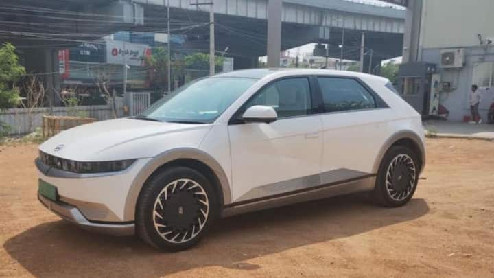 આ ઉપરાંત હ્યુન્ડાઈ Ioniq 5 પોતાની ફ્યુચરિસ્ટિક ડિઝાઇન અને સ્પેશિયસ કેબિનને કારણે ભારતીય ગ્રાહકોમાં ઘણીઘણી પસંદ કરવામાં આવી રહી છે. આ ગાડીમાં 72.6 kWhનું બેટરી પેક મળે છે, જે એક વાર ચાર્જ કરવા પર લગભગ 631 કિલોમીટરની ડ્રાઇવિંગ રેન્જ આપવા સક્ષમ છે.