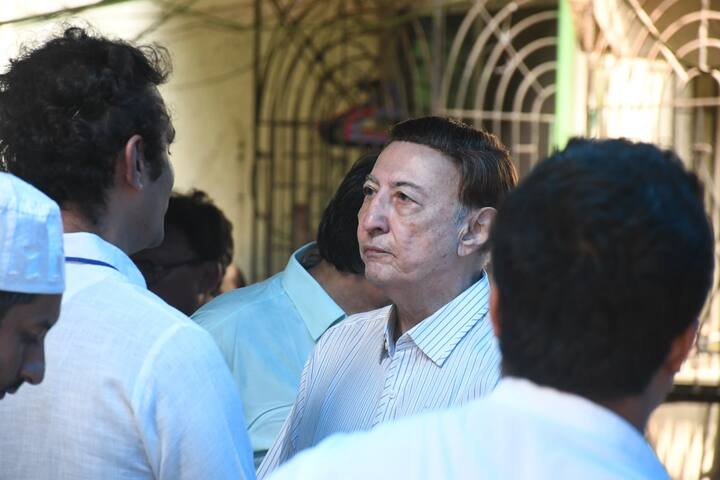 एक्टर अनंग देसाई उनके अंतिम दर्शन करने पहुंचे. इस दौरान वो काफी दुखी नजर आए.