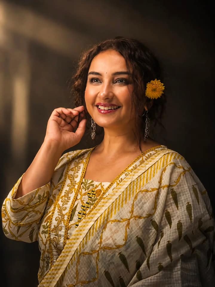 साड़ी के अलावा दिव्या दूसरे इंडियन लुक्स में भी बेहद खूबसूरत लगती है. ट्रेडिशनल कपड़ों में उनका सिंपल लुक और कॉन्फिडेंस साफ़ नजर आता है.