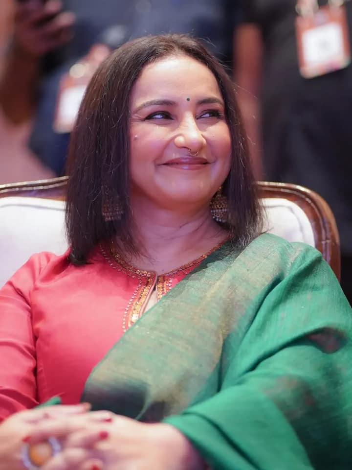 दिव्या दत्ता कई बार अपने लुक्स को काफी सिंपल भी रखती है. हल्का मेकअप और सादा अंदाज उनके लुक को और भी खूबसूरत बना देता है.
