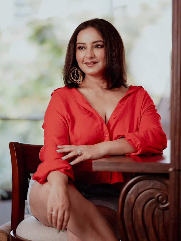 ट्रेडिशनल लुक्स के साथ साथ दिव्या वेस्टर्न लुक में भी बहुत खूबसूरत लगती है. इस तरह के लुक्स में उनका स्टाइल थोड़ा मॉडर्न और स्टाइलिश दिखाई देता है.