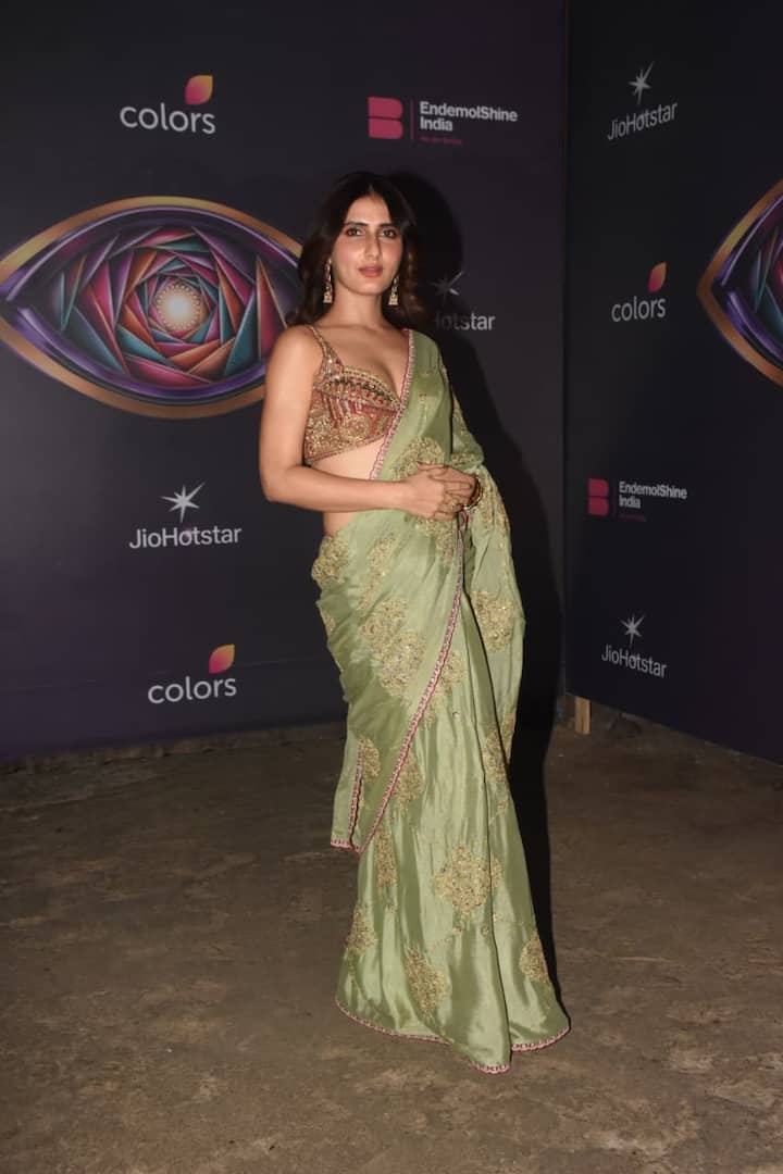 फातिमा ने अपने लुक को मिनिमल रखा. उन्होंने सिर्फ बड़े स्टेटमेंट झुमके पहने और गले में कोई नेकलेस नहीं पहना. उन्होंने बालों को सॉफ्ट वेव्स के साथ खुला रखा, जबकि सटल और न्यूड-टोन मेकअप उनके लुक को और निखार रहा था.