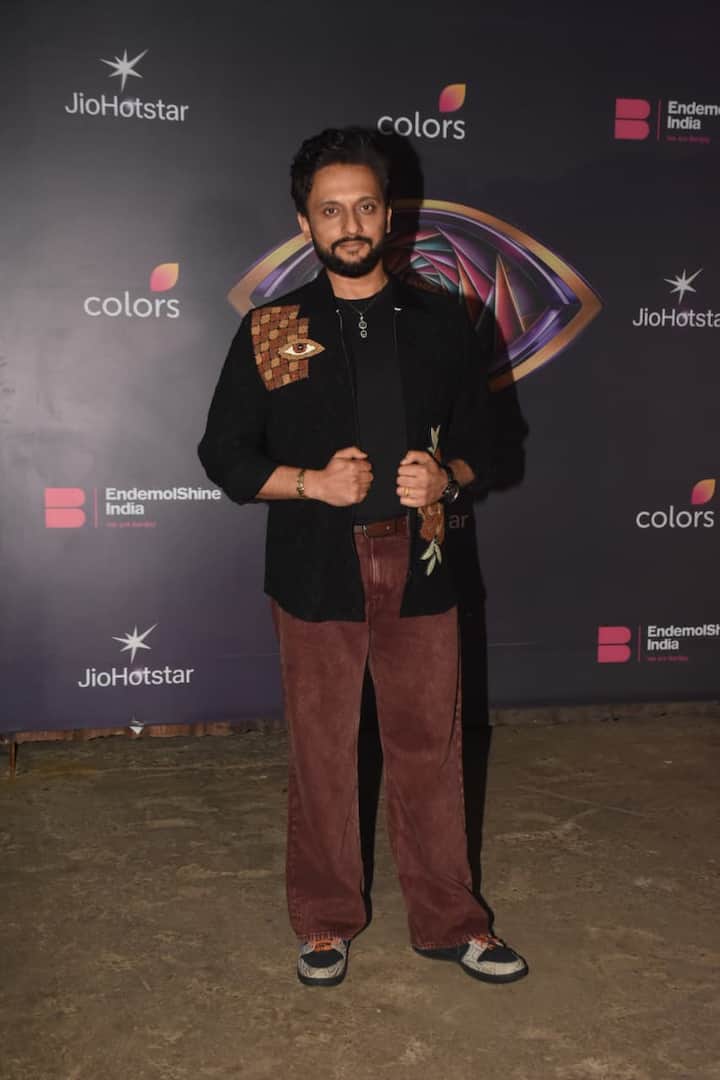 जीशान के लुक की बात करें तो उन्होंने ब्लैक कलर की बटन-डाउन शर्ट पहनी, जिसे उन्होंने ओपन-फ्रंट जैकेट की तरह स्टाइल किया. शर्ट के दाहिने कंधे की तरफ आंख का ग्राफिक पैचवर्क और कढ़ाई की गई है, जो उनके लुक को ट्रेंडी और यूनिक बना रही है.