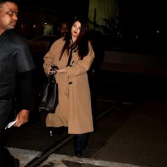 Aishwarya Rai Airport Look: मध्यरात्री एअरपोर्टवर ऐश्वर्या रायची एन्ट्री; साधा मेकअप अन् कॅज्युअल लूक, तरीही चाहत्यांची नजर हटेना