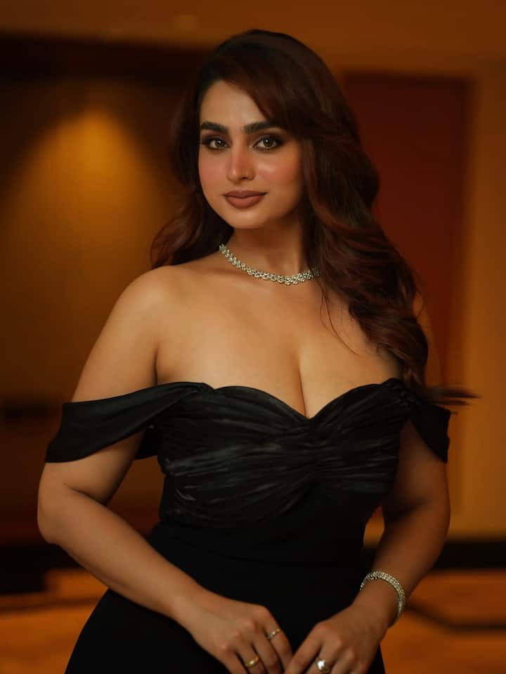 आयशा खान ने डीपनेक बॉडीकॉन ड्रेस में ढाया कहर, कैमरे के सामने फ्लॉन्ट किया कर्वी फिगर, देखें फोटोज 1 आयशा खान ने अपने इंस्टाग्राम पर कुछ तस्वीरें शेयर की हैं, जिसमें उनका ग्लैमरस लुक देख फैंस नजरे नहीं हटा पा रहे हैं.