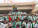 राजू शेट्टींच्या नेतृत्वात केंद्रीय मंत्री प्रल्हाद जोशींच्या घरासमोर महाराष्ट्र आणि कर्नाटकातील शेतकरी संघटनांचे बेमुदत धरणे आंदोलन, हजारो शेतकऱ्यांचा रस्त्यावर ठिय्या