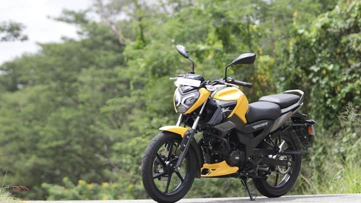 दूसरी सबसे धांसू बाइक है TVS Raider 125 जिसने अपने अग्रेसिव और नेकेड स्पोर्टी लुक से तहलका मचा रखा है. इसमें आपको ईको और पावर जैसे दो राइडिंग मोड्स, कलर TFT डिस्प्ले और ब्लूटूथ कनेक्टिविटी मिलती है. अगर आपको स्प्लेंडर के सिंपल लुक से हटकर कुछ बेहद स्टाइलिश और यंग वाइब वाली बाइक चाहिए तो राइडर आपके लिए सबसे बेस्ट ऑप्शन बनेगी.