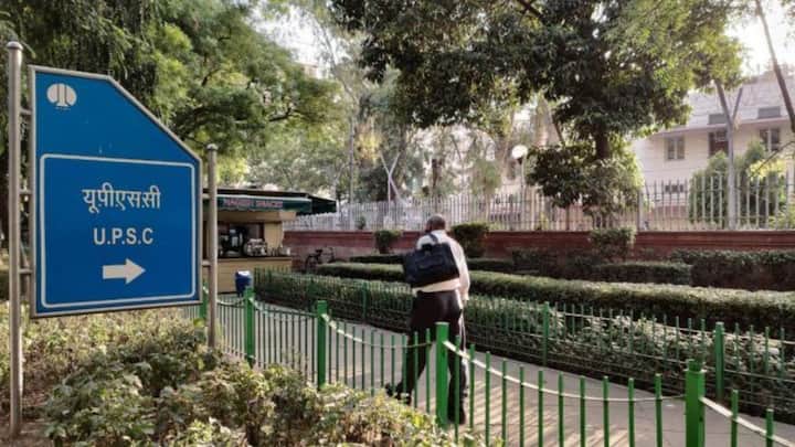 समय के साथ आयोग का स्वरूप भी बदला. 1937 में इसे फेडरल पब्लिक सर्विस कमीशन कहा गया. आजादी के बाद संविधान लागू होने पर 26 जनवरी 1950 को उसका नाम बदलकर यूनियन पब्लिक सर्विस कमीशन यानी यूपीएससी कर दिया गया. इसे संविधान के पार्ट XIV में आर्टिकल 315 से 323 के तहत जगह मिली. संवैधानिक व्यवस्था ने आयोग को सरकारी नियुक्तियों में स्वतंत्रता और निष्पक्षता बनाए रखने के लिए कई सुरक्षा दी. आयोग के खर्च कंसोलिएटेड फंड ऑफ इंडिया पर चार्जड होते हैं और इसके कामकाज से जुड़ी वार्षिक रिपोर्ट राष्ट्रपति को सौंपी जाती है.