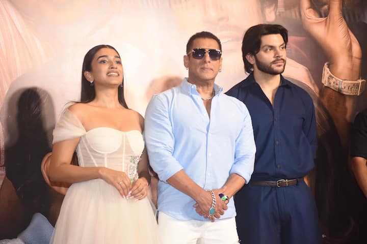 सलमान खान ने वीर पहाड़िया और आफिया सैयद के साथ रेड कार्पेट पर एक से बढ़कर एक पोज दिए. तीनों की ये तस्वीरें सोशल मीडिया पर खूब वायरल हो रही हैं.