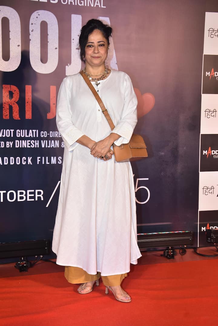 'पूजा मेरी जान' की स्क्रीनिंग में एक्ट्रेस शीबा चड्ढा भी पहुंचीं. इस दौरान उनका सिंपल और एलिगेंट लुक देखने को मिला. शीबा ने व्हाइट लॉन्ग फ्लेयर्ड कुर्ता पहना था, जिसे उन्होंने मस्टर्ड-गोल्डन वाइड-लेग पैंट्स के साथ पेयर किया था.