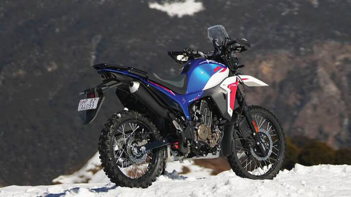 Hero Xpulse 210 भारत में Adventure और ऑफ-रोडिंग के लिए जानी जाने वाली बाइक है. इसमें 210cc का liquid-cooled single-cylinder इंजन मिलता है, जो करीब 24.6hp की पावर और 20.7Nm का टॉर्क देता है. बाइक में 21-इंच फ्रंट और 18-इंच रियर व्हील के साथ लंबा-travel suspension मिलता है. करीब 220mm का ground clearance इसे खराब सड़कों, कच्चे रास्तों और हल्के ट्रेल्स के लिए उपयोगी बनाता है. इसकी कीमत भी बड़ी Adventure बाइक्स की तुलना में कम है, जिससे यह बजट में Adventure बाइक चाहने वालों के लिए आकर्षक विकल्प बनती है.