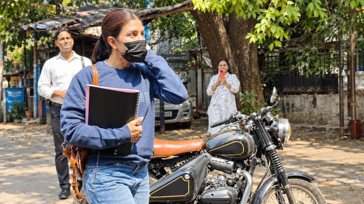 Jacqueline Fernandez was spotted at Aram Nagar in Versova, Mumbai. The actress was photographed during her appearance at the popular shooting location. (Image Source: ABP Live)