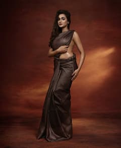 Bigg Boss Actress Look: 'बिग बॉस मराठी' फेम अभिनेत्रीचा नो ब्लाऊज साडी लूक, ब्राऊन साडीमध्ये दिसते सुरेख; PHOTOs व्हायरल