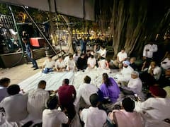 राहुल गांधी पोलीस व्हॅनमध्ये, महाराष्ट्रातील दोन महिला खासदारही ताब्यात; दिल्लीत आंदोलक अन् पोलिसांमध्ये झटापट