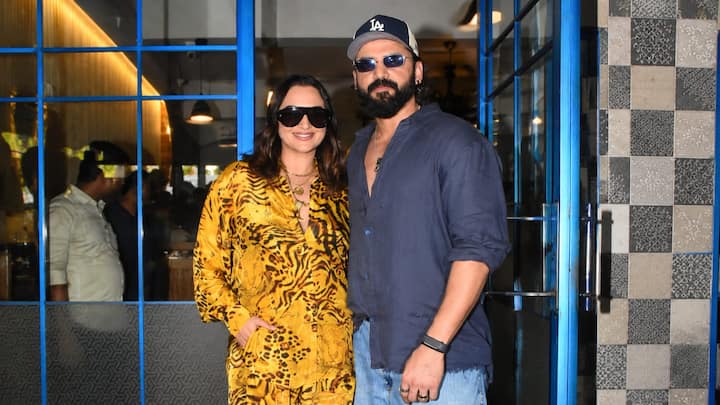 Sonakshi Sinha and Zaheer Iqbal were spotted together in Mumbai. The couple was seen during their outing, with the paparazzi capturing them as they made an appearance in the city. (Image Source: ABP Live)