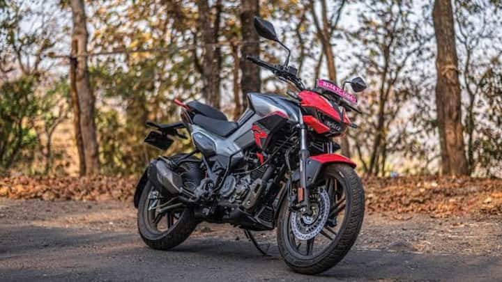 Hero Xtreme 125R अपने Sporty Design की वजह से 125cc सेगमेंट में युवाओं को काफी आकर्षित करती है. इसमें Sharp LED Headlamp, Muscular Fuel Tank और Sporty Graphics मिलते हैं. बाइक में 3 Ride Modes और Dual-Channel ABS वाला Variant भी उपलब्ध है. इसकी शुरुआती Ex-showroom कीमत करीब ₹91,500 है, जबकि Dual-Channel ABS Variant की कीमत करीब ₹1.10 लाख तक जाती है. 125cc इंजन होने के कारण यह बाइक रोजाना City Riding के लिए भी Practical विकल्प बनती है.