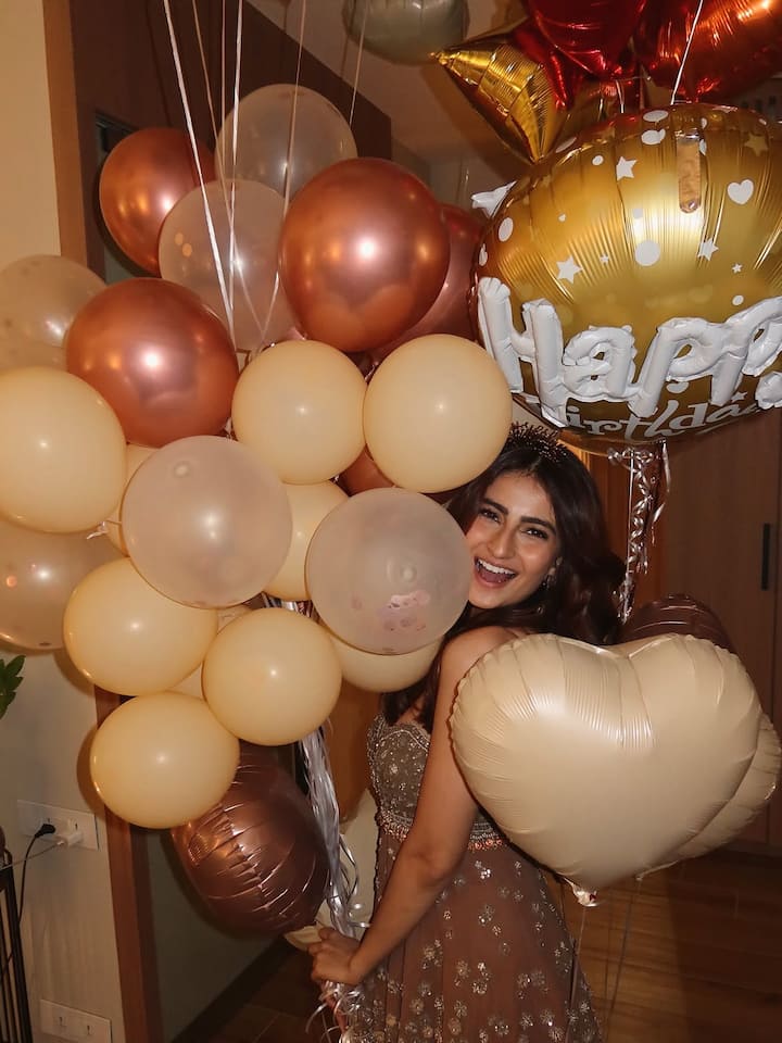 जन्मदिन के ख़ास मौके पर पलक तिवारी का स्टाइलिश और एलिगेंट अंदाज़ देखने को मिला , पलक  ने अपने ऑउटफिट को बहुत ख़ूबसूरती से कैरी किया जिससे उनका फैशन सेन्स भी देखने को मिला.